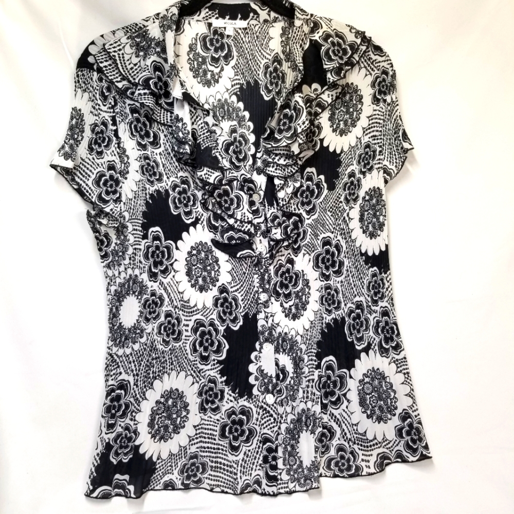 Nicola Womans Blouse Size L Black White V Neck Button Down Pleated Cap Sleeve